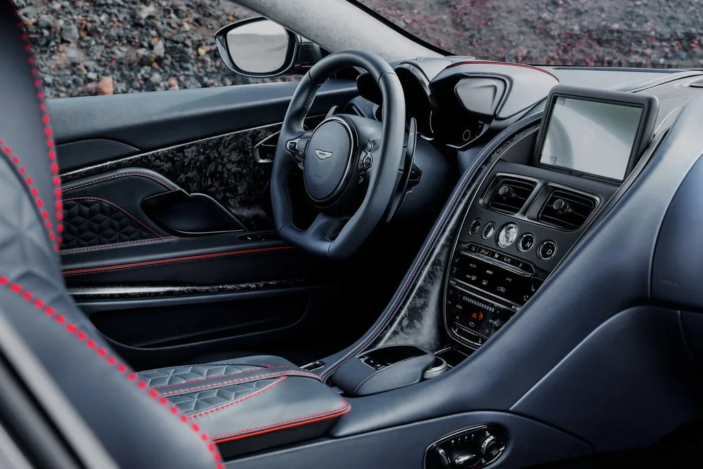 Фото Aston Martin DBS (2022) — интерьер, фото 2. Салон целиком: как расставлены кресла и что под рукой у водителя Aston Martin DBS (2022) — интерьер, фото 2