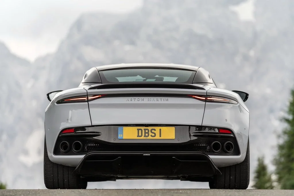 Фото Aston Martin DBS (2022) — вид сзади, фото 2. Задняя часть крупно: ширина кормы и выпускная система Aston Martin DBS (2022) — вид сзади, фото 2