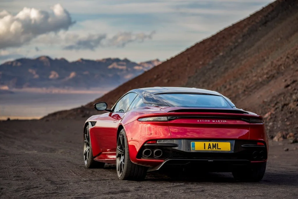 Фото Aston Martin DBS (2022) — вид сзади, фото 3. Сзади-сбоку: свес кормы и стойка пятой двери Aston Martin DBS (2022) — вид сзади, фото 3