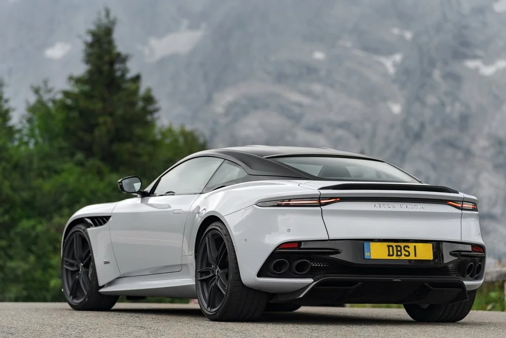 Фото Aston Martin DBS (2022) — вид сзади, фото 4. Корма: рисунок фонарей, бампер и оформление пятой двери Aston Martin DBS (2022) — вид сзади, фото 4