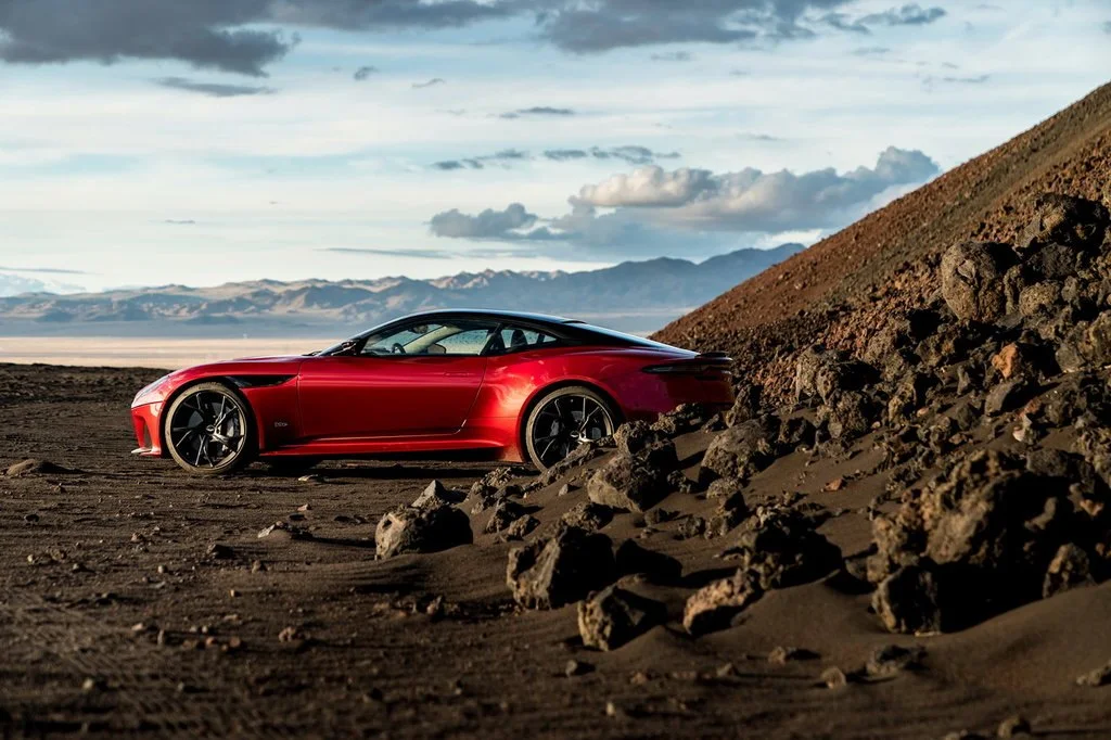 Фото Aston Martin DBS (2022) — вид сбоку, фото 2. Вид сбоку целиком: колёсная база и размер арок Aston Martin DBS (2022) — вид сбоку, фото 2