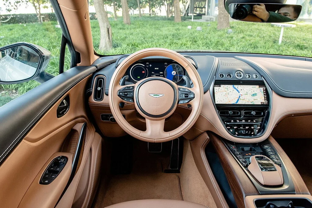 Фото Aston Martin DBX (2022) — передняя панель. Архитектура передней панели: экраны, дефлекторы и отделка Aston Martin DBX (2022) — передняя панель