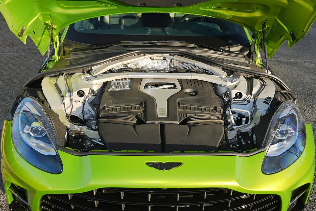 Фото Aston Martin DBX (2022) — моторный отсек. Под капотом: компоновка агрегатов и точки обслуживания Aston Martin DBX (2022) — моторный отсек