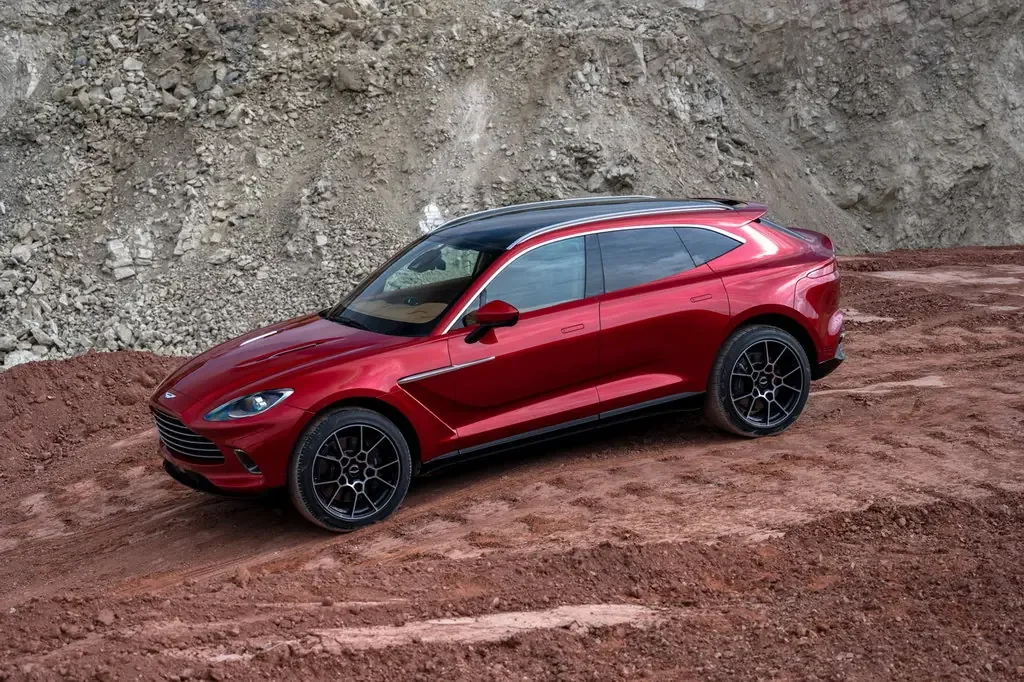 Фото Aston Martin DBX (2022) — внешний вид, фото 4. Общий вид машины снаружи Aston Martin DBX (2022) — внешний вид, фото 4