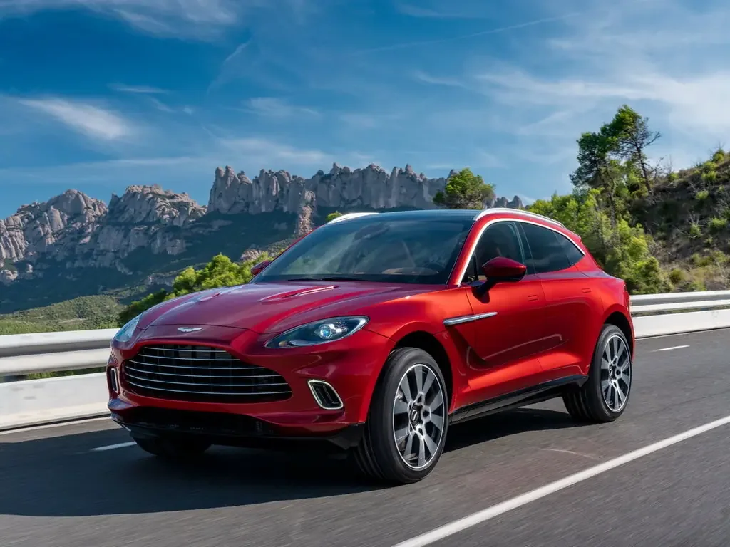 Фото Aston Martin DBX (2022) — вид спереди, фото 3. Три четверти спереди: видно и «лицо», и профиль разом Aston Martin DBX (2022) — вид спереди, фото 3