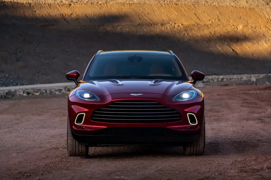 Фото Aston Martin DBX (2022) — вид спереди, фото 4. Анфас: решётка, форма фар и бампер — по ним модель и узнают на дороге Aston Martin DBX (2022) — вид спереди, фото 4