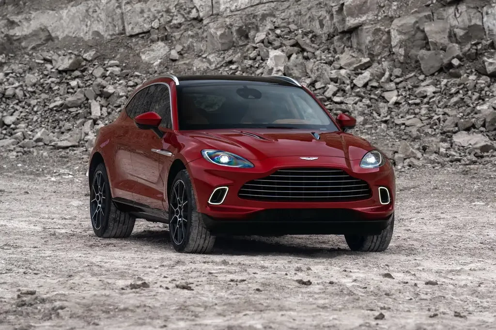 Фото Aston Martin DBX (2022) — вид спереди, фото 5. Передняя часть крупно: рисунок ходовых огней и воздухозаборники Aston Martin DBX (2022) — вид спереди, фото 5