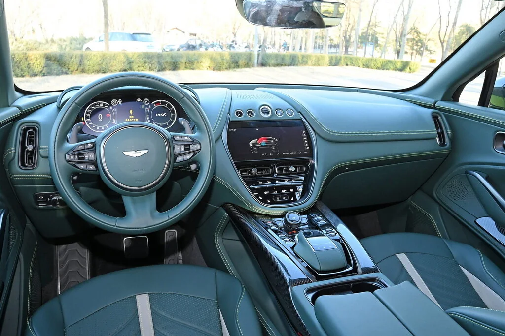 Фото Aston Martin DBX (2022) — интерьер, фото 2. Салон целиком: как расставлены кресла и что под рукой у водителя Aston Martin DBX (2022) — интерьер, фото 2
