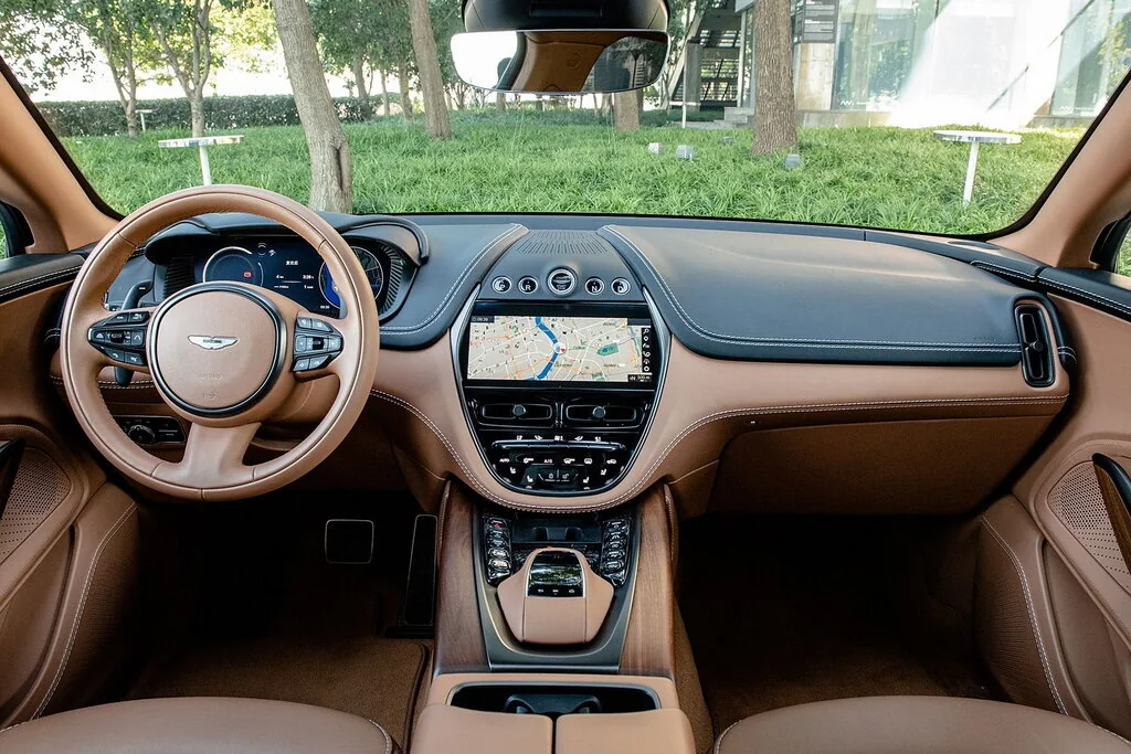 Фото Aston Martin DBX (2022) — интерьер, фото 3. Обзор салона: отделка, стыки панелей и рабочее место водителя Aston Martin DBX (2022) — интерьер, фото 3
