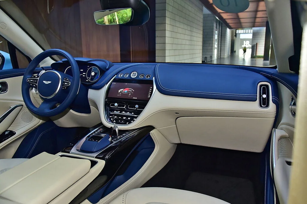 Фото Aston Martin DBX (2022) — интерьер, фото 4. Общий план салона: панель, консоль и передние кресла Aston Martin DBX (2022) — интерьер, фото 4