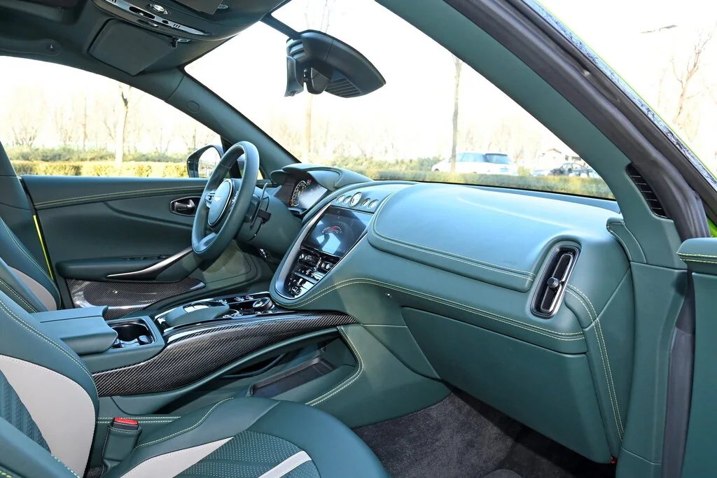 Фото Aston Martin DBX (2022) — интерьер, фото 5. Салон целиком: как расставлены кресла и что под рукой у водителя Aston Martin DBX (2022) — интерьер, фото 5