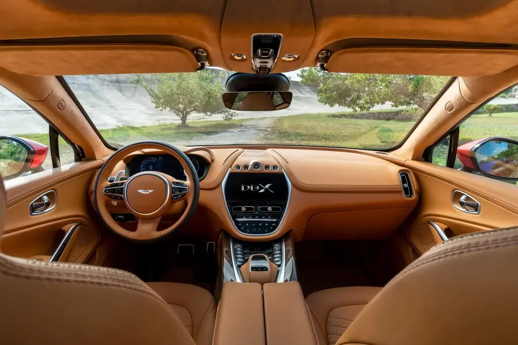 Фото Aston Martin DBX (2022) — интерьер, фото 8. Салон целиком: как расставлены кресла и что под рукой у водителя Aston Martin DBX (2022) — интерьер, фото 8