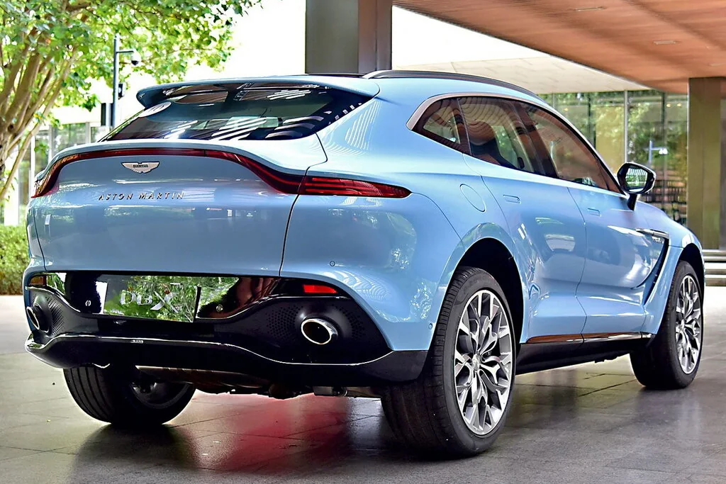 Aston Martin DBX (2022) — вид сзади