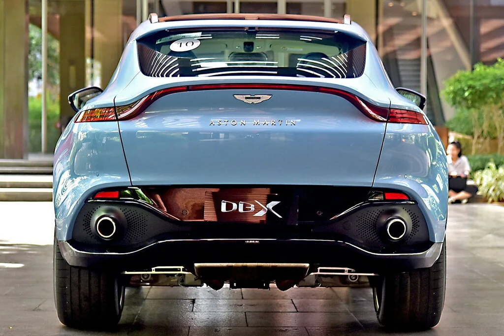 Фото Aston Martin DBX (2022) — вид сзади, фото 2. Задняя часть крупно: ширина кормы и выпускная система Aston Martin DBX (2022) — вид сзади, фото 2