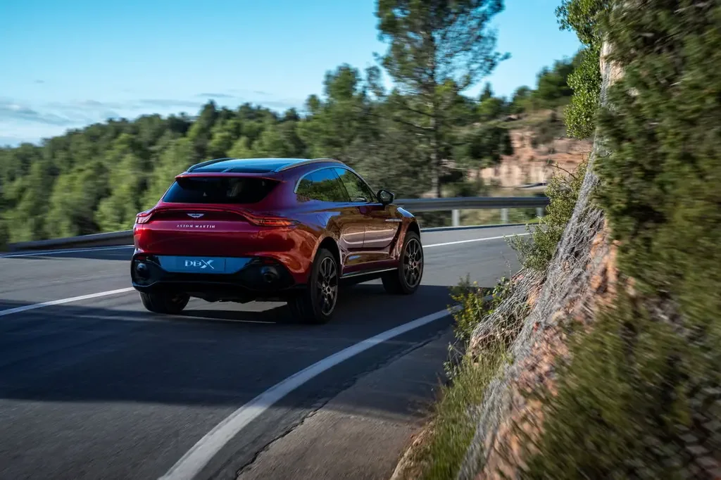 Фото Aston Martin DBX (2022) — вид сзади, фото 3. Сзади-сбоку: свес кормы и стойка пятой двери Aston Martin DBX (2022) — вид сзади, фото 3