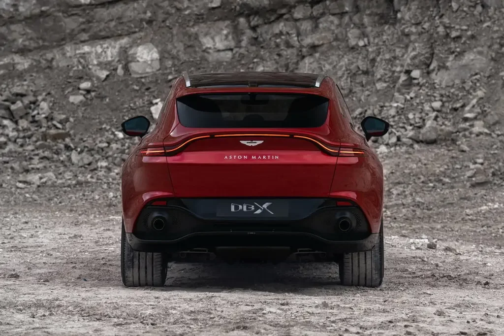 Фото Aston Martin DBX (2022) — вид сзади, фото 4. Корма: рисунок фонарей, бампер и оформление пятой двери Aston Martin DBX (2022) — вид сзади, фото 4