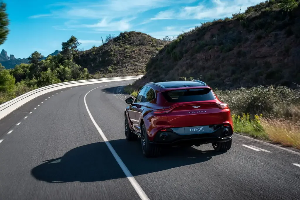 Фото Aston Martin DBX (2022) — вид сзади, фото 5. Задняя часть крупно: ширина кормы и выпускная система Aston Martin DBX (2022) — вид сзади, фото 5