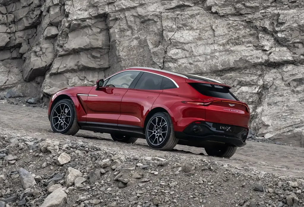 Фото Aston Martin DBX (2022) — вид сзади, фото 6. Сзади-сбоку: свес кормы и стойка пятой двери Aston Martin DBX (2022) — вид сзади, фото 6