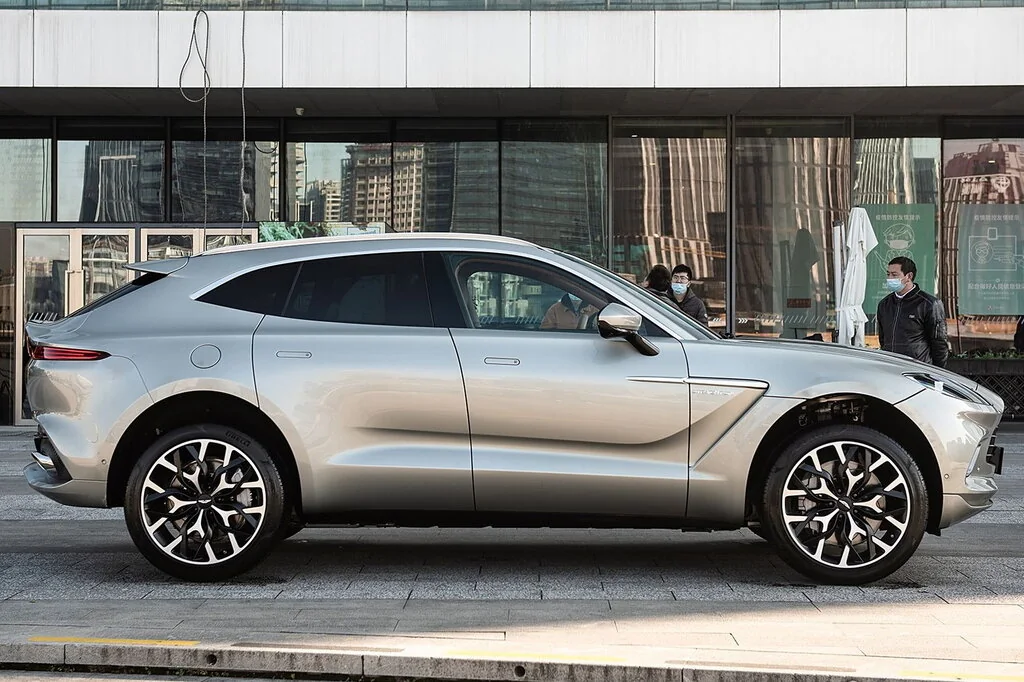 Aston Martin DBX (2022) — вид сбоку, фото 2