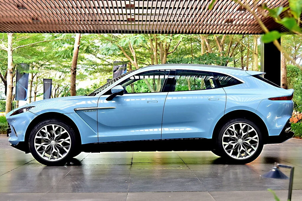 Фото Aston Martin DBX (2022) — вид сбоку, фото 3. Профиль в движении: пропорции кузова на ходу Aston Martin DBX (2022) — вид сбоку, фото 3