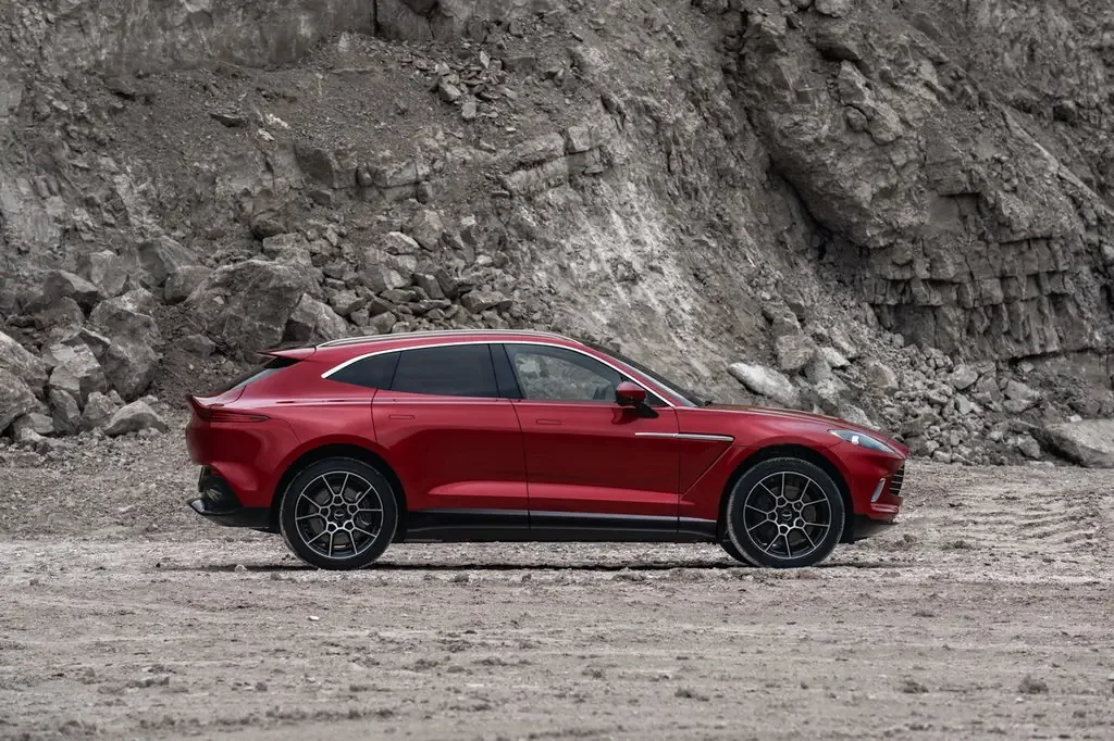 Фото Aston Martin DBX (2022) — вид сбоку, фото 4. Профиль: длина кузова, линия крыши и посадка на колёсах Aston Martin DBX (2022) — вид сбоку, фото 4