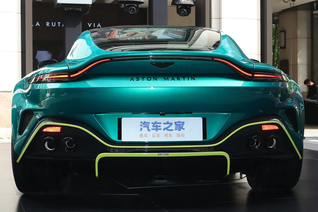 Aston Martin Vantage (2024) — вид сзади