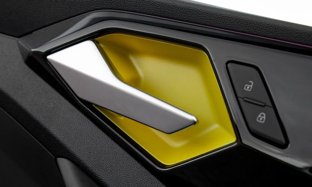 Фото Audi A1 Sportback — дверная карта. Подлокотник, динамик и блок стеклоподъёмников Audi A1 Sportback — дверная карта