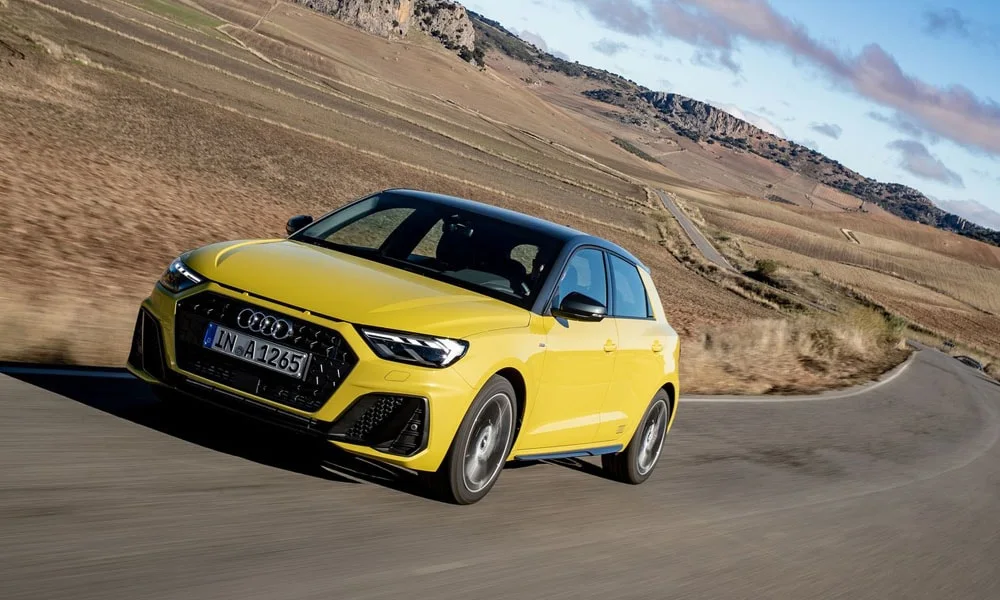 Фото Audi A1 Sportback — вид спереди, фото 4. Оптика, решётка и бампер — первое впечатление о модели. Рисунок ходовых огней — подпись модели, по нему её узнают в потоке Audi A1 Sportback — вид спереди, фото 4