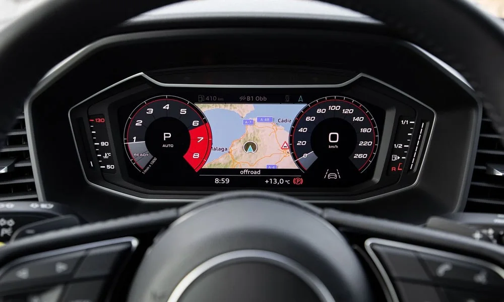 Фото Audi A1 Sportback — приборная панель. Скорость, запас хода и подсказки ассистентов перед глазами. Запас хода и расход выводятся крупно — главные цифры ежедневных поездок Audi A1 Sportback — приборная панель