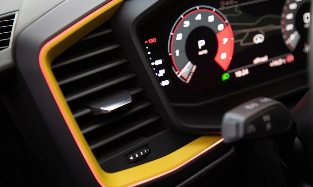 Фото Audi A1 Sportback — приборная панель, фото 3. Экран приборов за рулём — вся ходовая информация перед глазами. Компоновка приборов настраивается в меню у большинства версий Audi A1 Sportback — приборная панель, фото 3