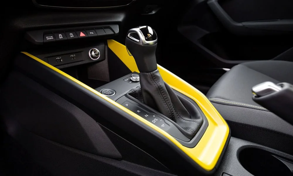 Фото Audi A1 Sportback — селектор коробки передач. Селектор трансмиссии на центральной консоли Audi A1 Sportback — селектор коробки передач