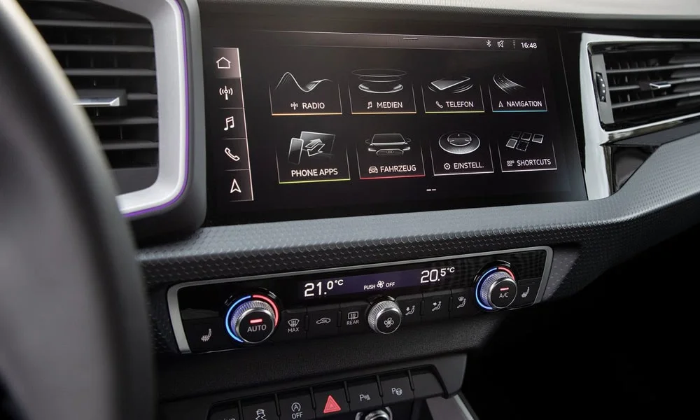 Фото Audi A1 Sportback — экран мультимедиа, фото 2. Интерфейс медиасистемы крупным планом Audi A1 Sportback — экран мультимедиа, фото 2