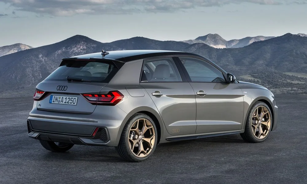Фото Audi A1 Sportback — вид сзади, фото 10. Корма в сером цвете: графика фонарей и пластика пятой двери. Насадки выхлопа или их имитация внизу бампера различают версии Audi A1 Sportback — вид сзади, фото 10