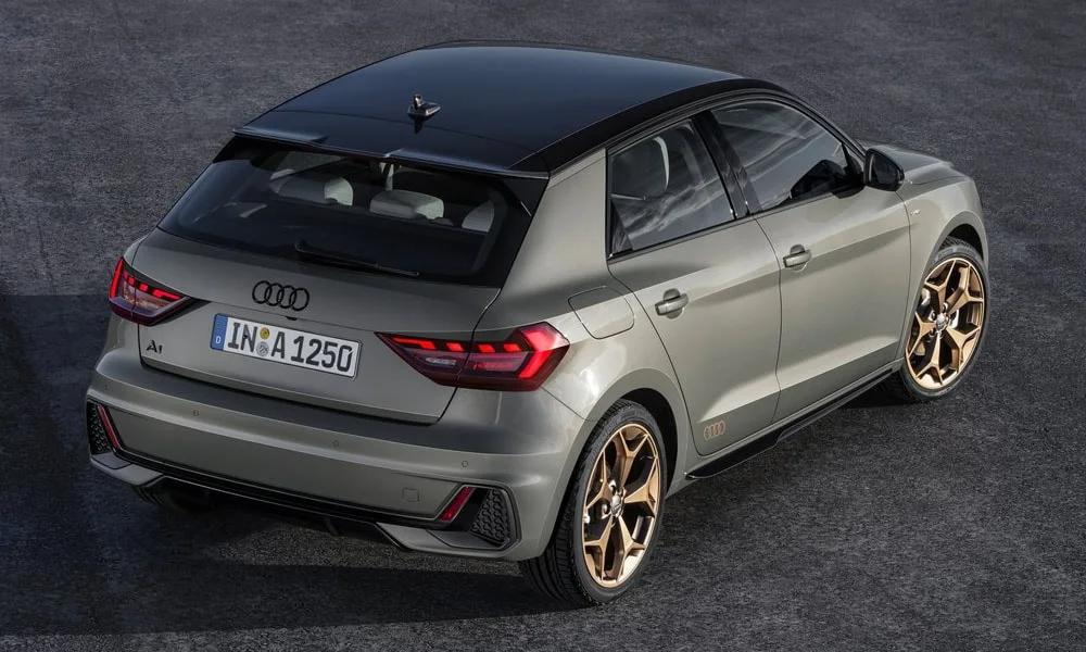 Фото Audi A1 Sportback — вид сзади, фото 11. Корма в сером цвете: графика фонарей и пластика пятой двери. Светодиодная полоса или раздельные секции — задняя оптика стала главным украшением кормы Audi A1 Sportback — вид сзади, фото 11