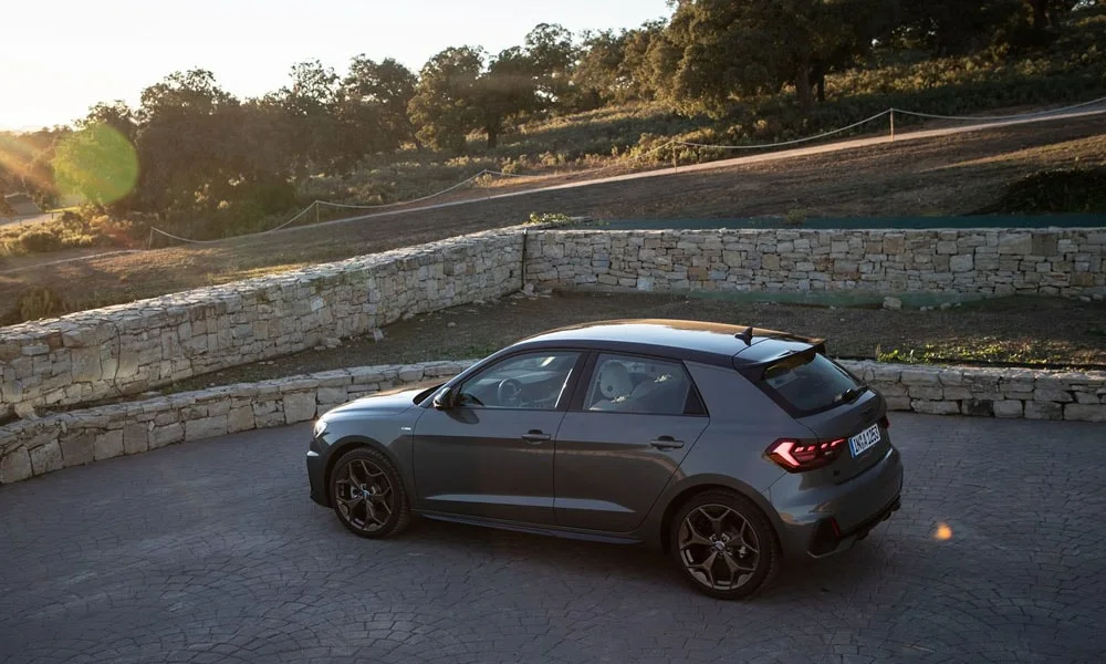 Фото Audi A1 Sportback — крыша. Линия крыши и панорамное остекление с высоты. Рейлинги рассчитаны на поперечины для бокса или велокреплений Audi A1 Sportback — крыша