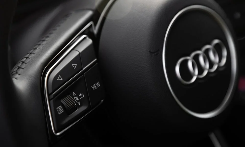 Фото Audi A1 Sportback — руль, фото 2. Обшивка обода и компоновка спиц крупным планом Audi A1 Sportback — руль, фото 2