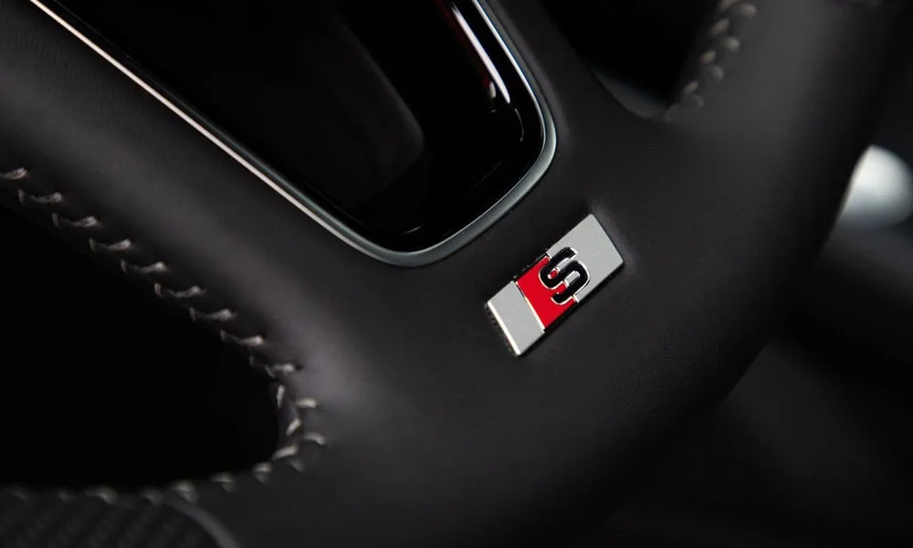 Фото Audi A1 Sportback — руль, фото 3. Обшивка обода и компоновка спиц крупным планом. Клавиши на спицах управляют медиа, круизом и ассистентами — руки остаются на руле Audi A1 Sportback — руль, фото 3