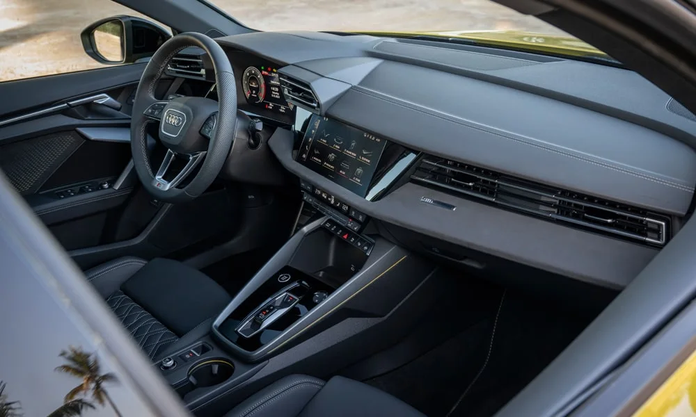 Фото Audi A3 Allstreet (2024) — передняя панель. Архитектура передней панели: ярусы, вставки и консоль в тёмной гамме Audi A3 Allstreet (2024) — передняя панель