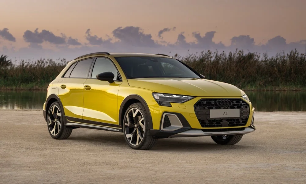 Фото Audi A3 Allstreet (2024) — вид спереди, фото 4. Оптика, решётка и бампер — первое впечатление о модели. Рисунок ходовых огней — подпись модели, по нему её узнают в потоке Audi A3 Allstreet (2024) — вид спереди, фото 4
