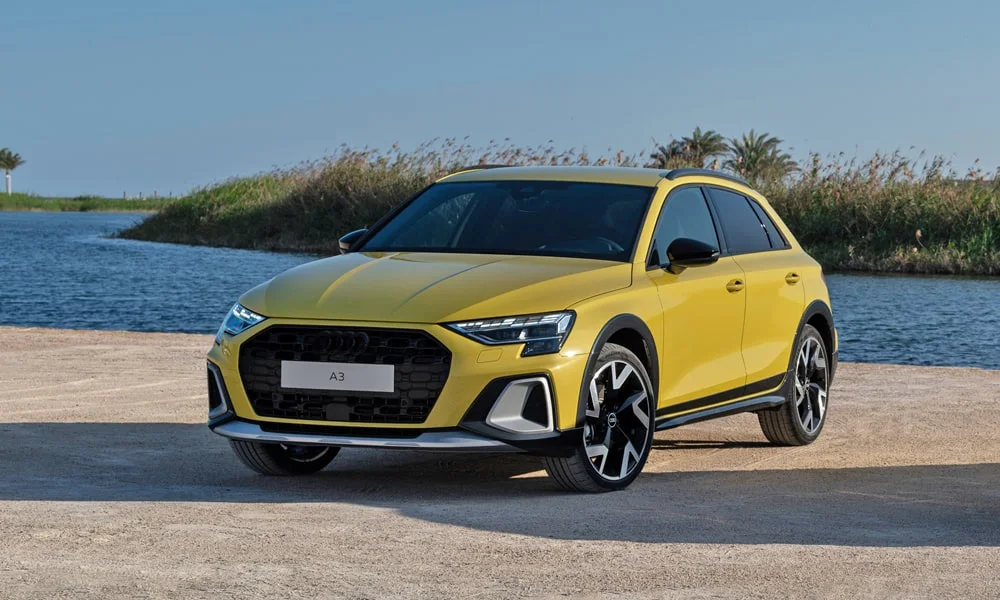 Фото Audi A3 Allstreet (2024) — вид спереди, фото 5. Передок в жёлтом исполнении — крупная светотехника и выразительный бампер. Дневные ходовые огни включаются автоматически с запуском Audi A3 Allstreet (2024) — вид спереди, фото 5