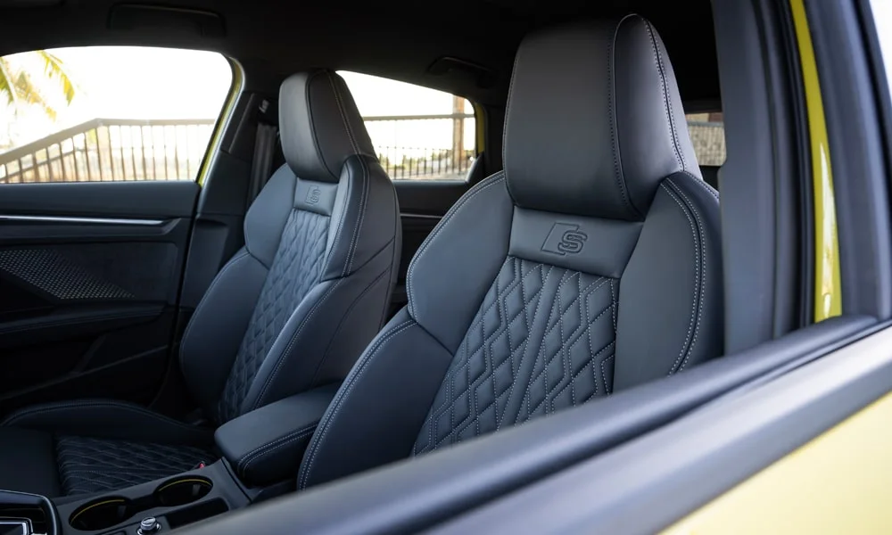 Фото Audi A3 Allstreet (2024) — передние сиденья. Профиль кресел: боковая поддержка и подголовники. Регулировки с памятью возвращают кресло под водителя одним нажатием — у версий с электроприводом Audi A3 Allstreet (2024) — передние сиденья
