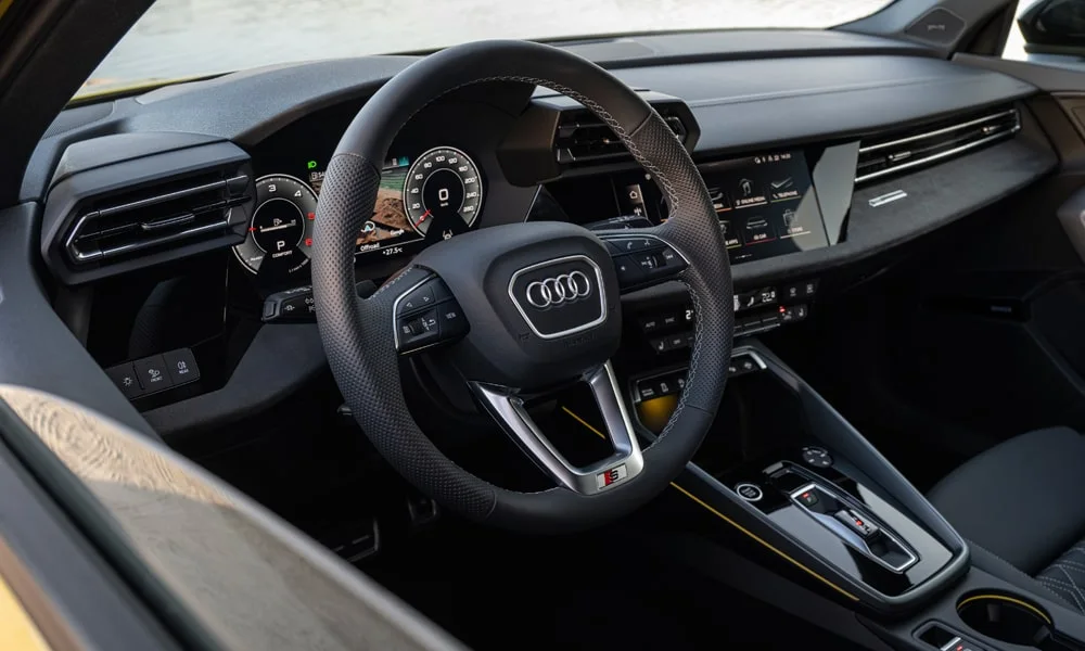 Фото Audi A3 Allstreet (2024) — приборная панель. Скорость, запас хода и подсказки ассистентов перед глазами. Компоновка приборов настраивается в меню у большинства версий Audi A3 Allstreet (2024) — приборная панель