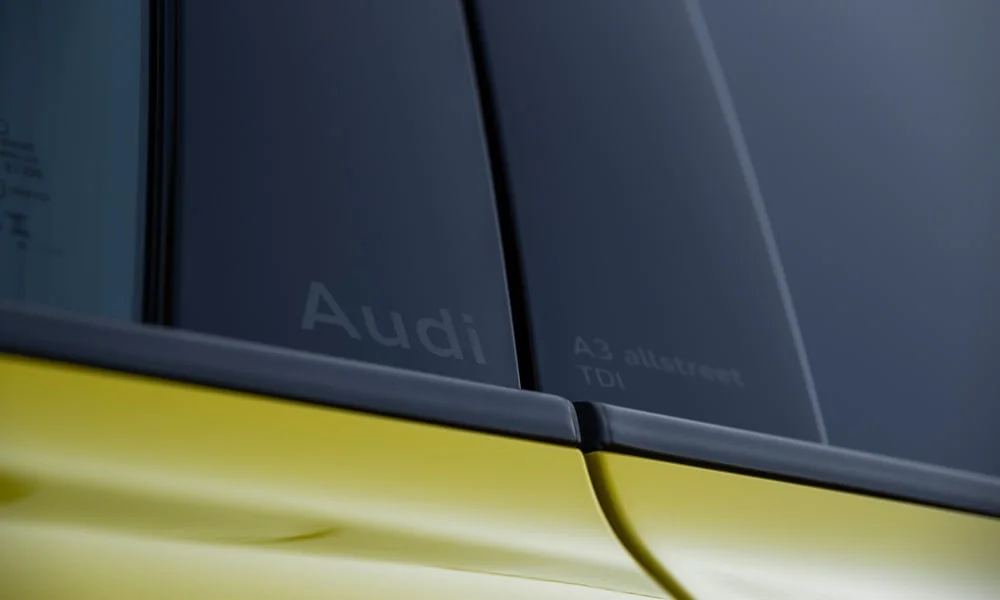 Фото Audi A3 Allstreet (2024) — крыша. Линия крыши и панорамное остекление с высоты Audi A3 Allstreet (2024) — крыша