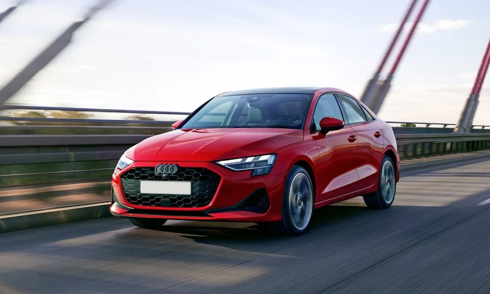 Фото Audi A3 — вид спереди, фото 3. Анфас: пропорции капота, посадка кузова и графика ходовых огней. Дневные ходовые огни включаются автоматически с запуском Audi A3 — вид спереди, фото 3