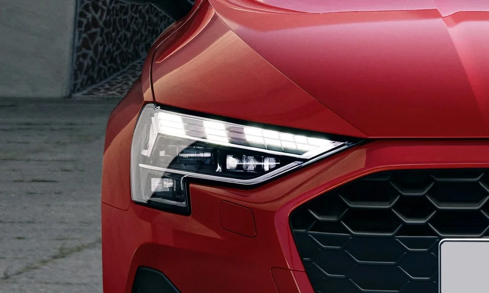 Фото Audi A3 — вид спереди, фото 4. Анфас: пропорции капота, посадка кузова и графика ходовых огней. Дневные ходовые огни включаются автоматически с запуском Audi A3 — вид спереди, фото 4