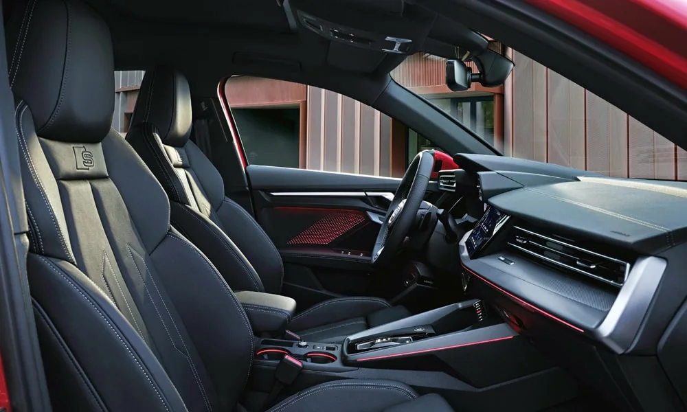 Фото Audi A3 — интерьер. Интерьер с красно-чёрной отделкой — видно сочетание материалов панели и кресел Audi A3 — интерьер