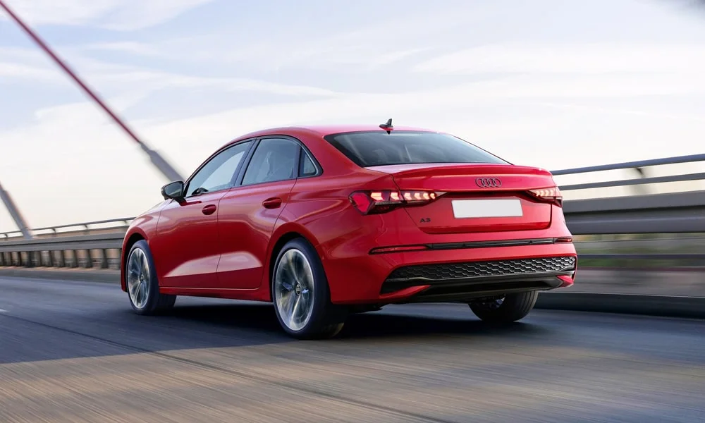 Фото Audi A3 — вид сзади, фото 4. Графика фонарей, бампер и оформление пятой двери. Насадки выхлопа или их имитация внизу бампера различают версии Audi A3 — вид сзади, фото 4