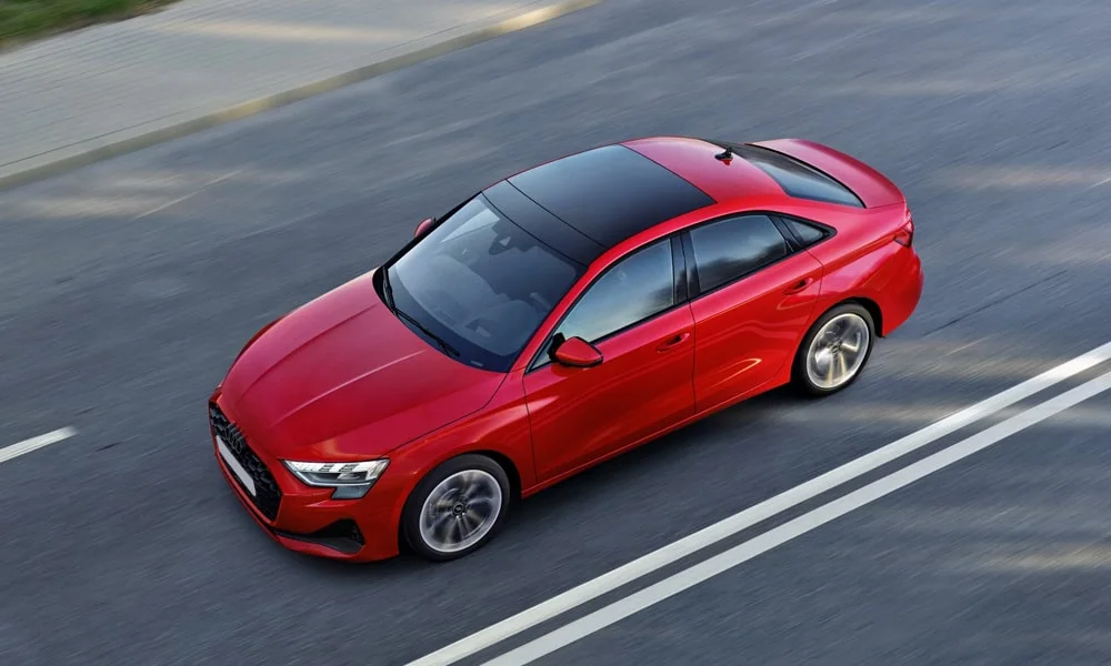 Фото Audi A3 — крыша. Линия крыши и панорамное остекление с высоты Audi A3 — крыша