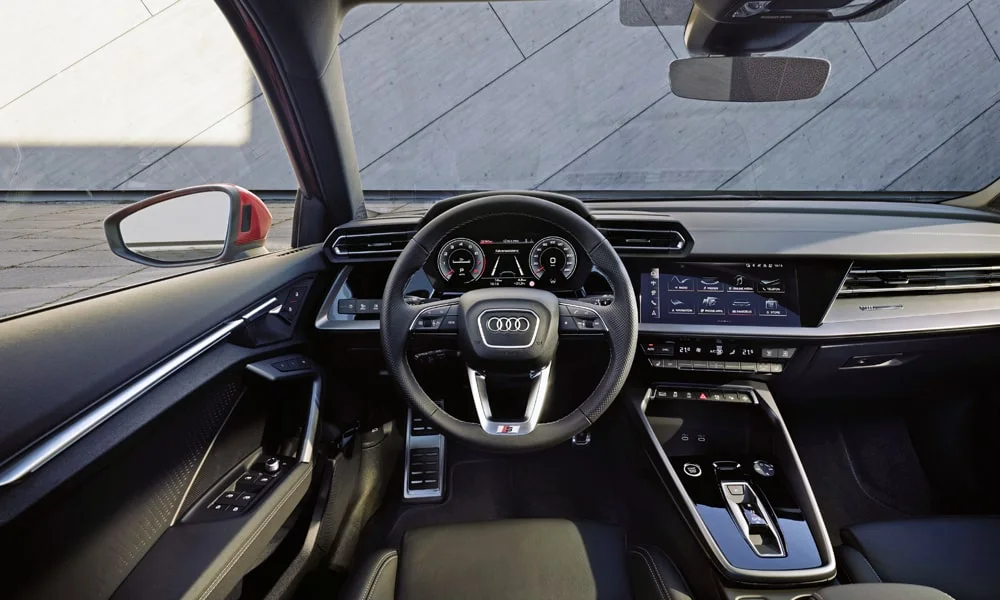 Фото Audi A3 — руль. Обшивка обода и компоновка спиц крупным планом. Правильная посадка: руки на «9 и 3», приборы читаются поверх обода Audi A3 — руль