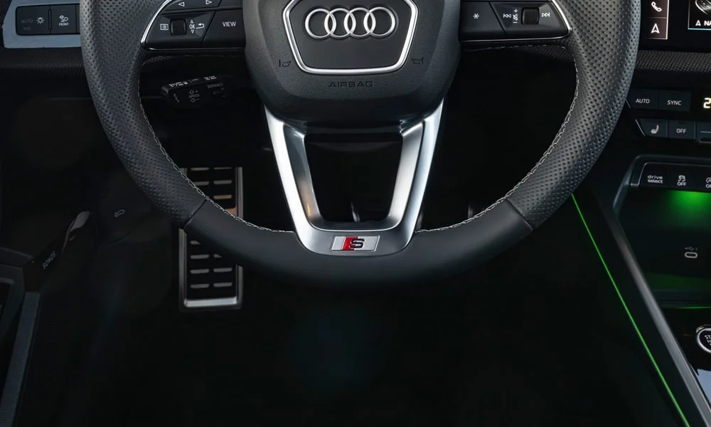 Фото Audi A3 — руль, фото 2. Обшивка обода и компоновка спиц крупным планом. Обогрев обода — опция, которую оценят зимой Audi A3 — руль, фото 2